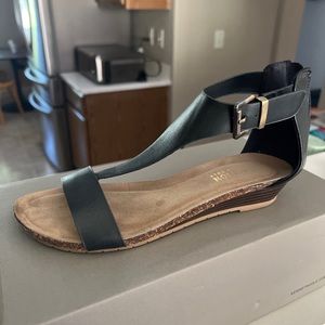 Kennth Cole Reaction sz 6 navy great gal sandals